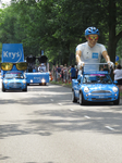 833616 Afbeelding van enkele auto's uit de reclamekaravaan met reclame voor 'Krys-Opticiens officieles' op de ...